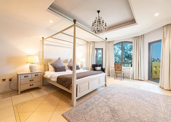 Palm Jumeirah Beachfront Private Pool Villa 5 Bedroom & 1 Maids Room With Access To Beach
