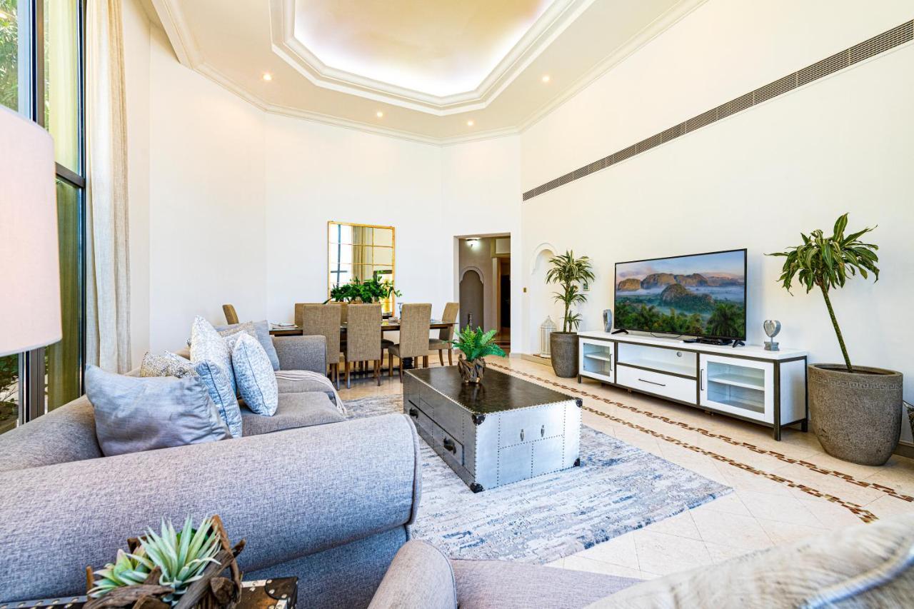 Palm Jumeirah Beachfront Private Pool 5 Bedroom & 1 Maids With Access To Вилла Дубай